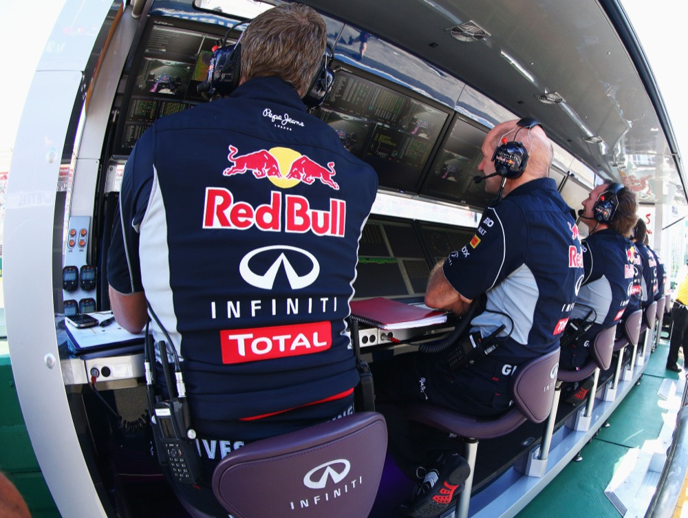 „Red Bull“ ir „McLaren“ susiriejo dėl elektronikos