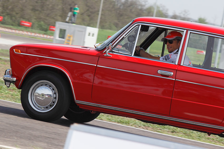 J. Buttonas Vengrijoje išbandė „Lada“ automobilį