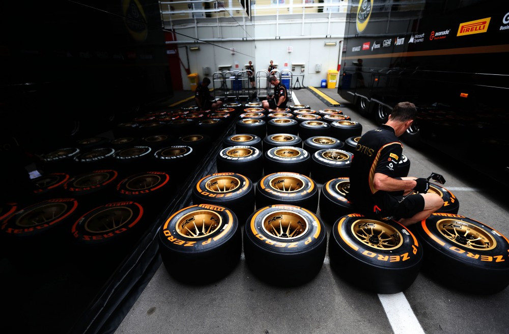 B. Ecclestone‘as: „Pirelli“ gali surengti padangų bandymus