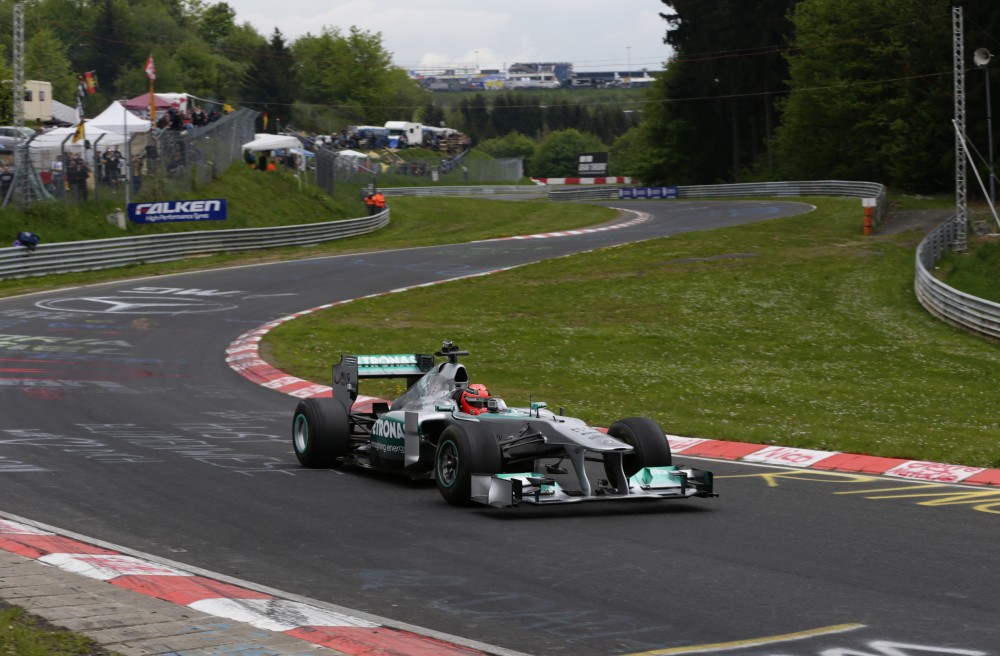 M. Schumacheris F-1 bolidu įveikė senąjį Nurburgringą