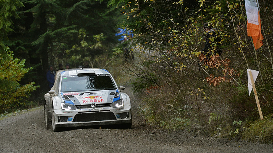 WRC: S. Ogier sėkmingai pirmauja Didžiosios Britanijos ralyje, R. Kubica vėl patyrė avariją