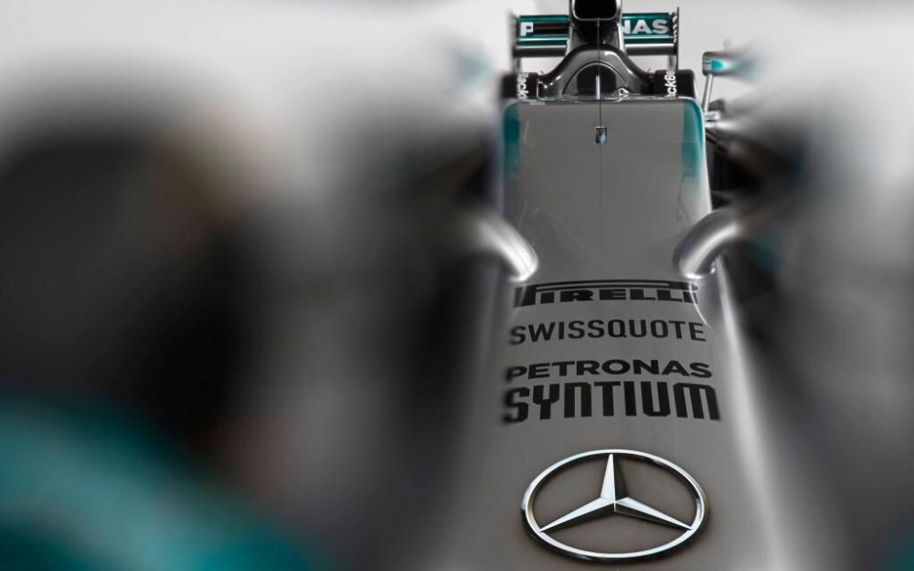 Internete plinta „Mercedes W05“ bolido užuominos