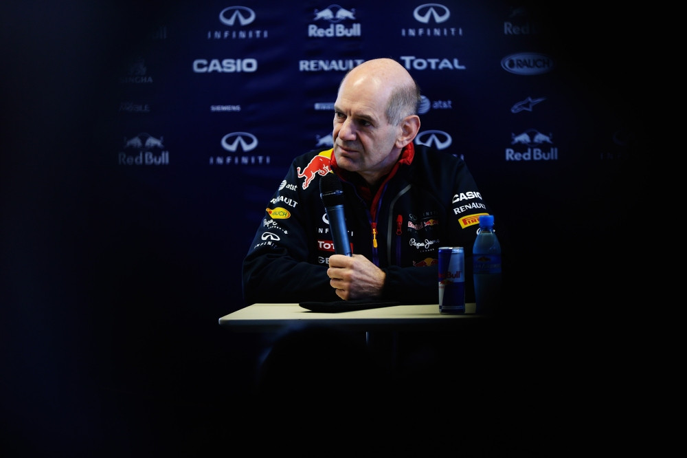 M. Brundle'as: komandos kaip išprotėję kausis dėl Newey