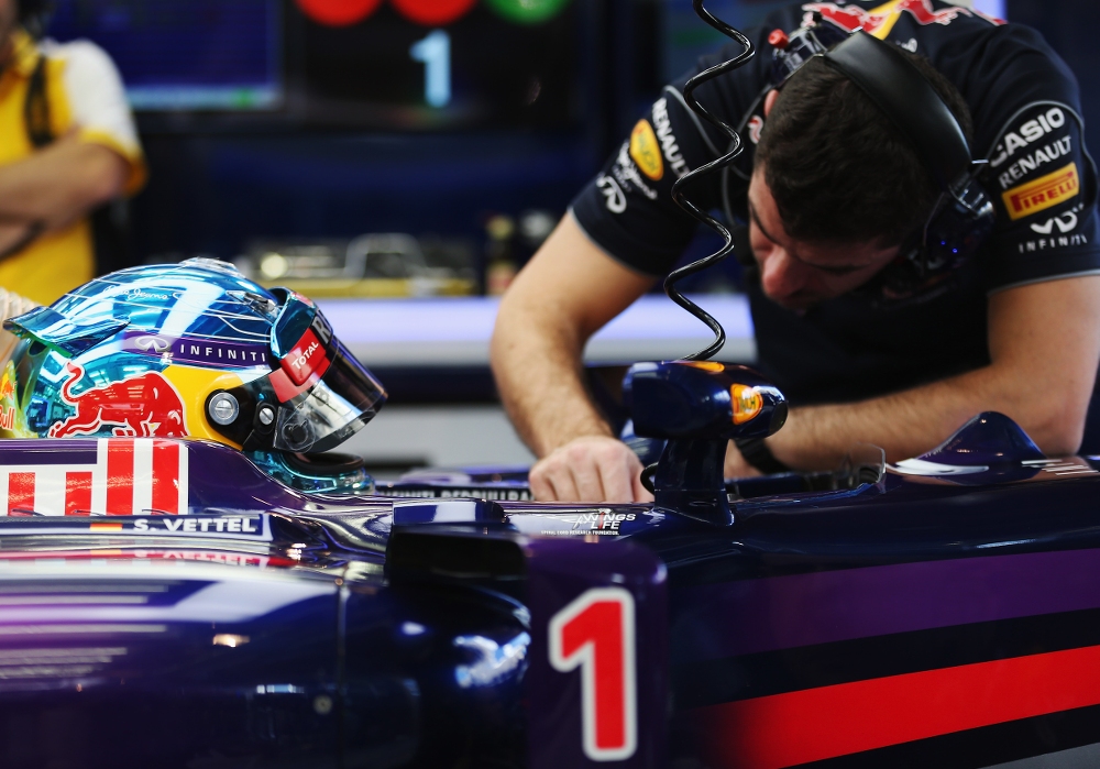 „Red Bull“ bando išsiaiškinti S. Vettelio problemų priežastis