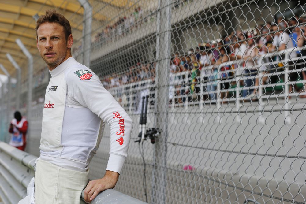 J. Buttonas: „McLaren“ ekipai prireiks patyrusio piloto