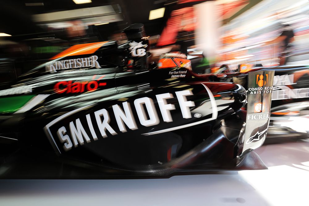 FIA neketina uždrausti alkoholio reklamos „Formulėje-1“