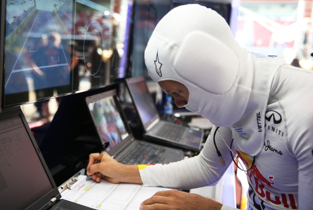 S. Vettelis studijuoja D. Ricciardo duomenis