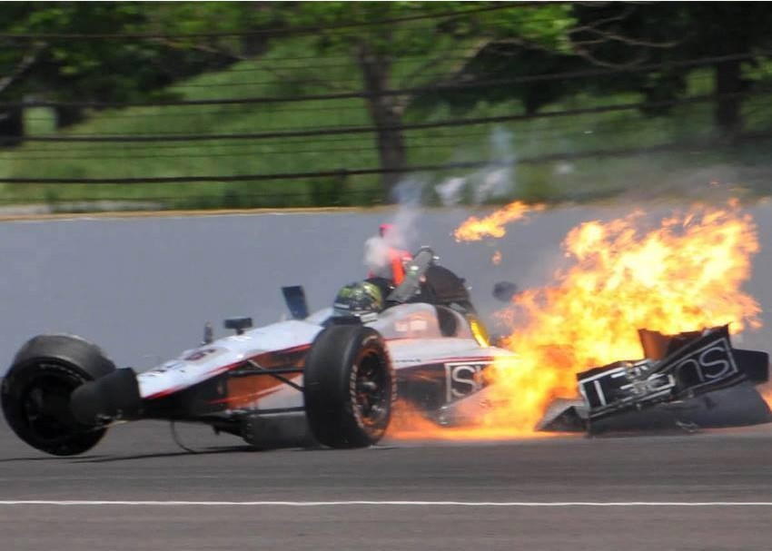 IndyCar. Po įspūdingos avarijos 359 km/h greičiu į sieną K. Buschas nesusižeidė