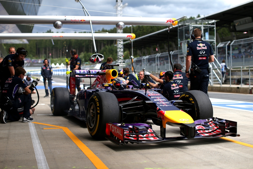 „Red Bull“ treniruotėse naudojo bolidą su elektra varomu varikliu?