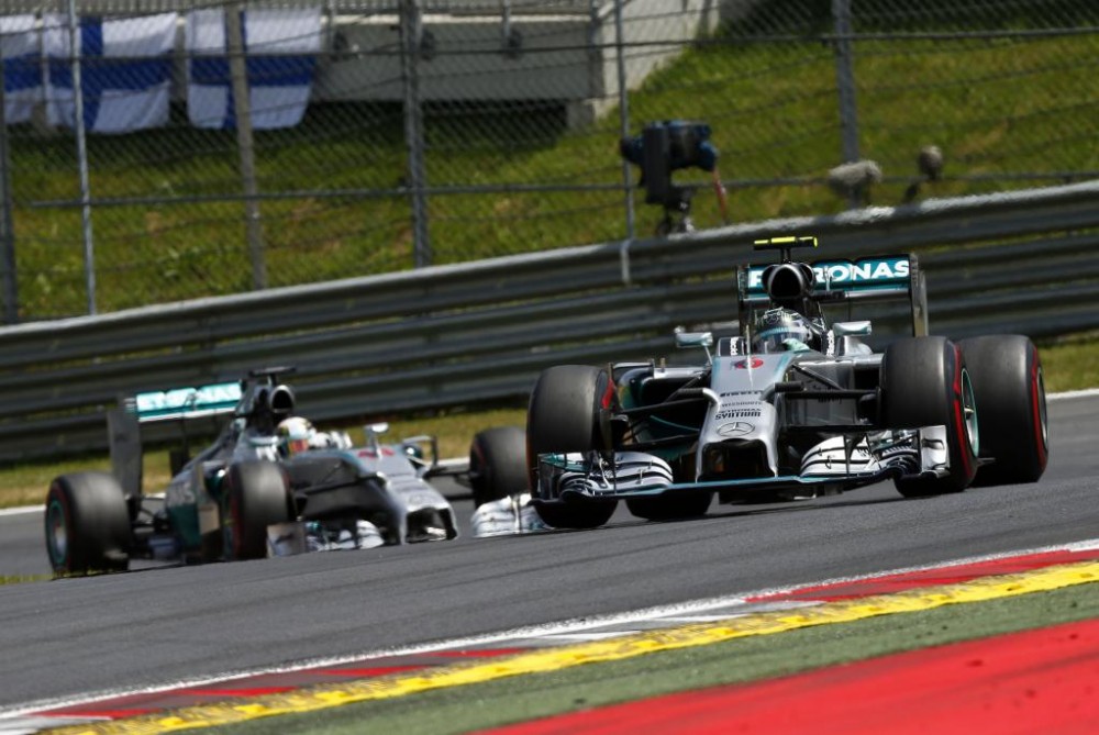 „Mercedes“ ekipą Austrijoje užklupo aušinimo problemos