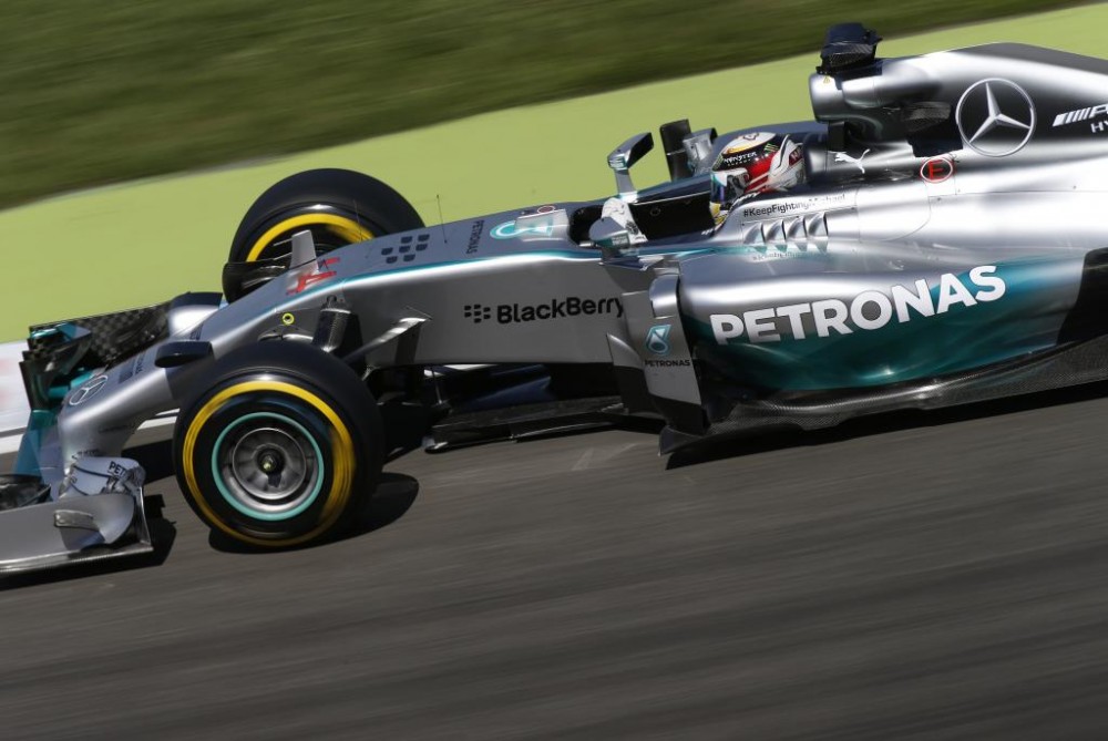 Avariją patyręs L. Hamiltonas: dar viena dovana N. Rosbergui