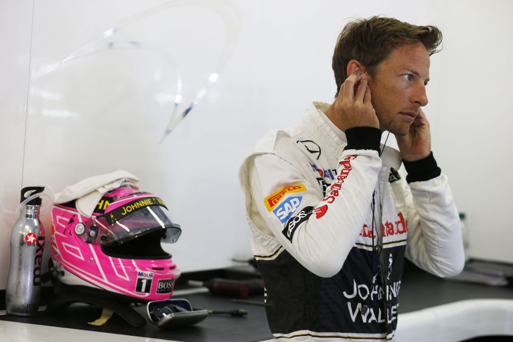 J. Buttonas ketina atstovauti „McLaren“ ekipai ir 2015 m.