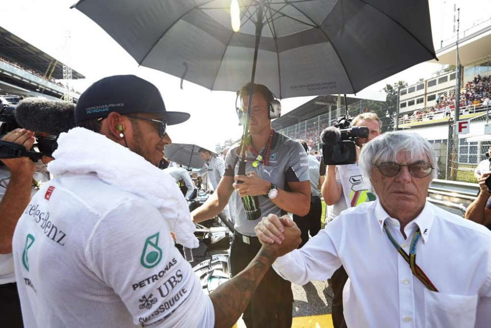B. Ecclestone'as prisiminė L. Hamiltono kontraktą su „Mercedes“