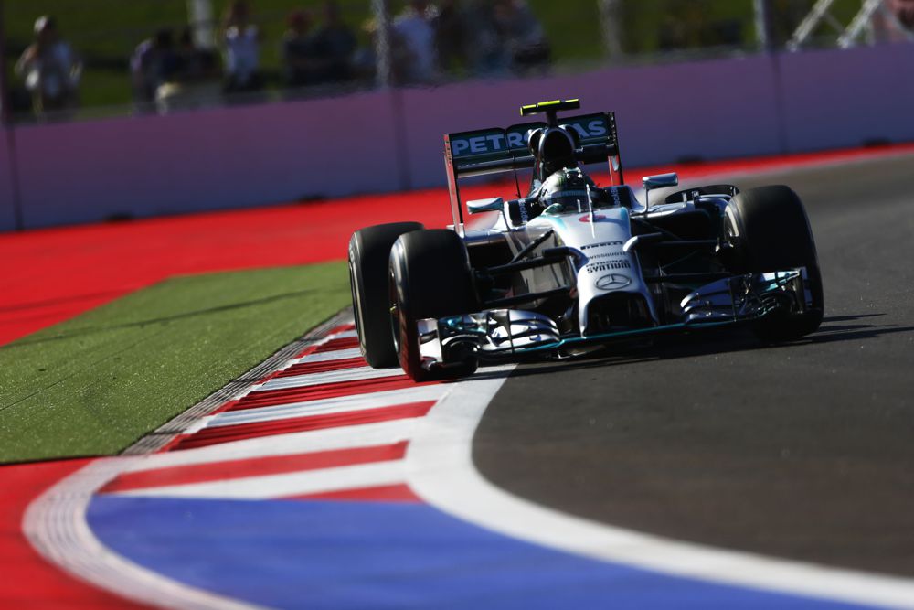 N. Rosbergas: L. Hamiltonas nusiplenė „pole“ pozicijos