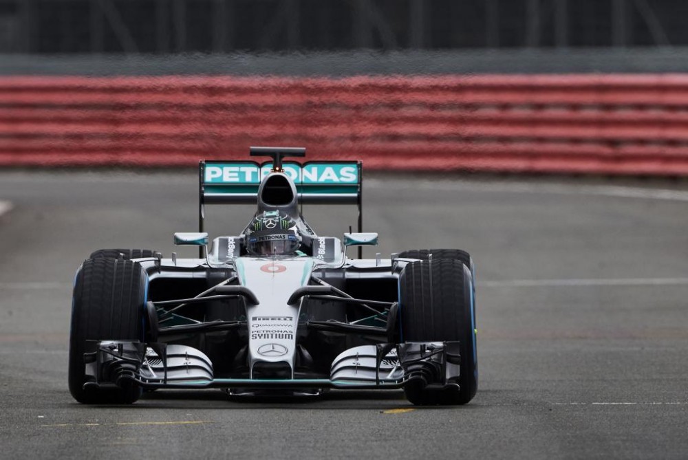 „Mercedes“ Silverstoune išbandė 2015 m. bolidą
