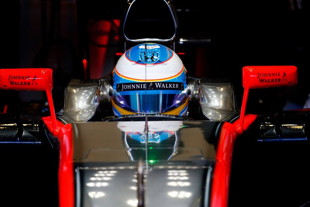„McLaren“ vėl teko nutraukti bandymus dėl variklio problemų