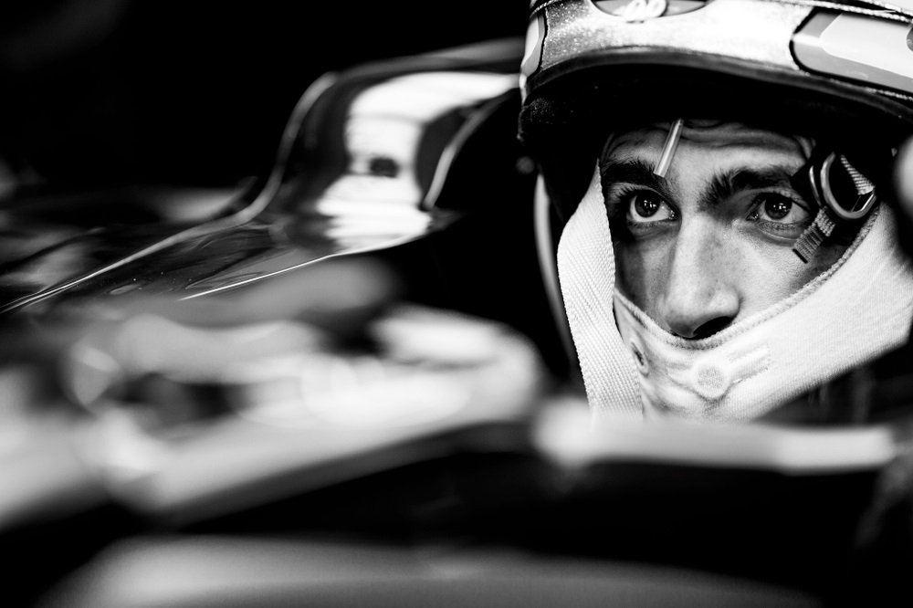 C. Sainzas lenktynes pradės iš techninio aptarnavimo zonos