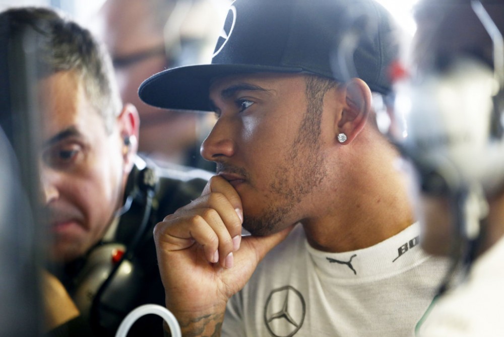L. Hamiltonas: sunku stebėti problemų kamuojamą „McLaren“
