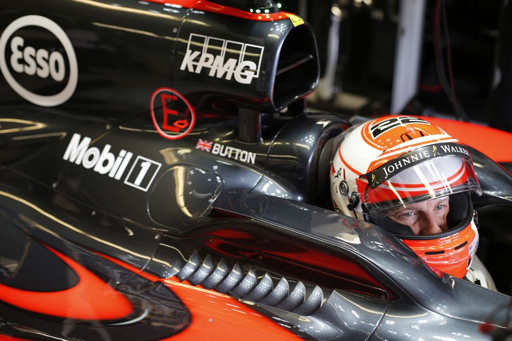 J. Buttonas: palikite „McLaren“ komandą ramybėje