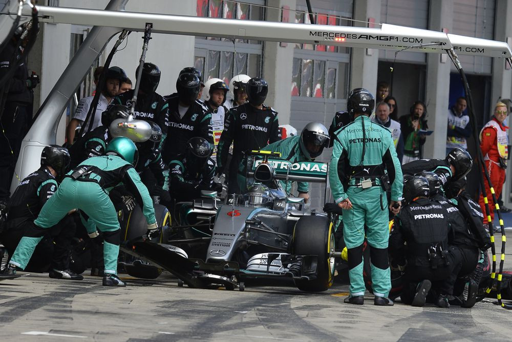 FIA įspės komandas dėl apgaulingų sustojimų