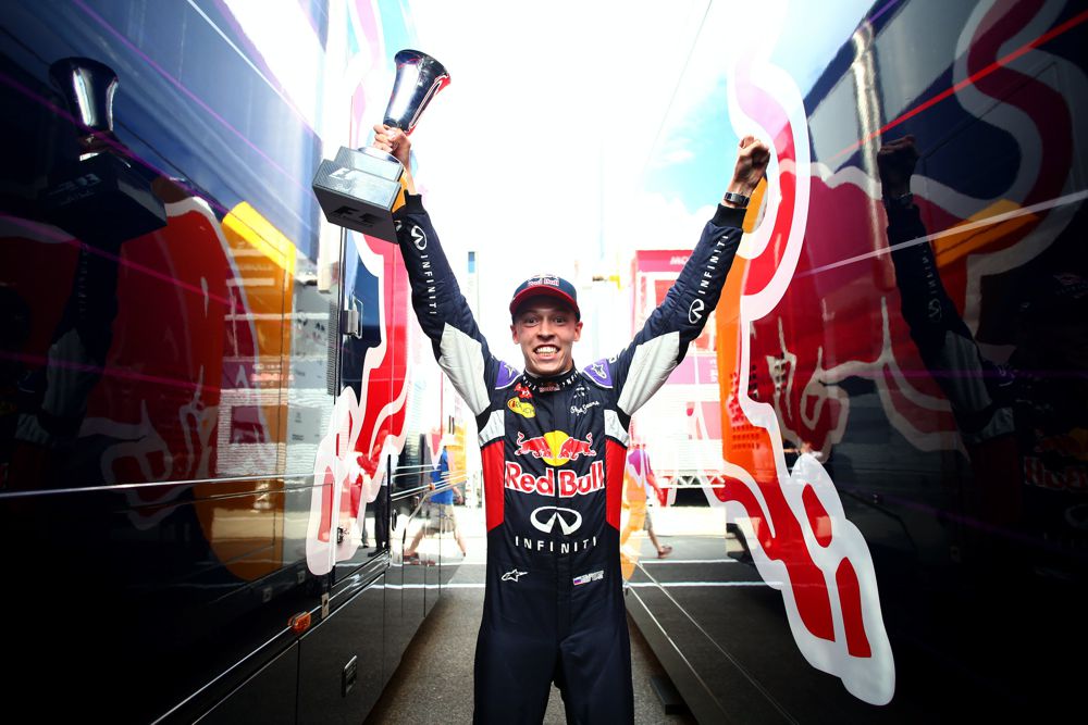 „Red Bull“ tikisi vėl sublizgėti Singapūro GP