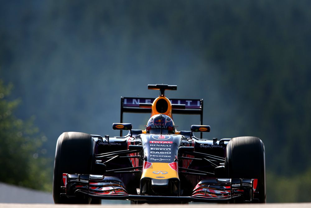 „Red Bull“ bus baudžiama už variklių keitimus