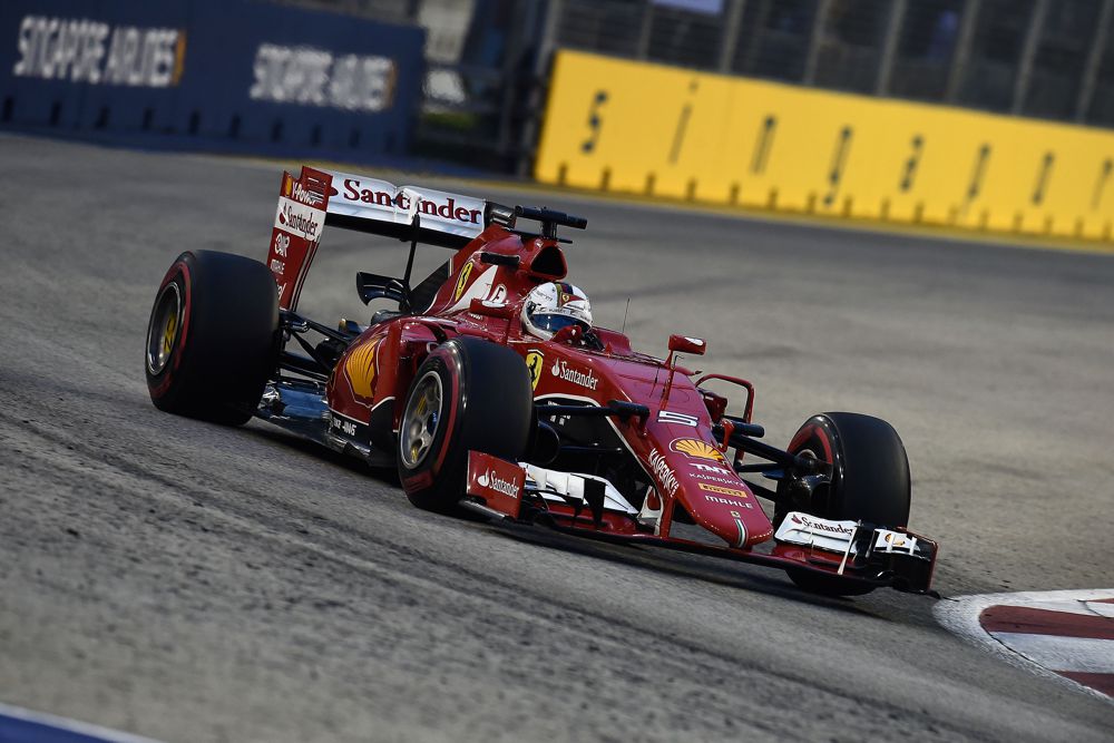 Ištroškęs S. Vettelis nepasiduoda kovoje dėl čempiono titulo