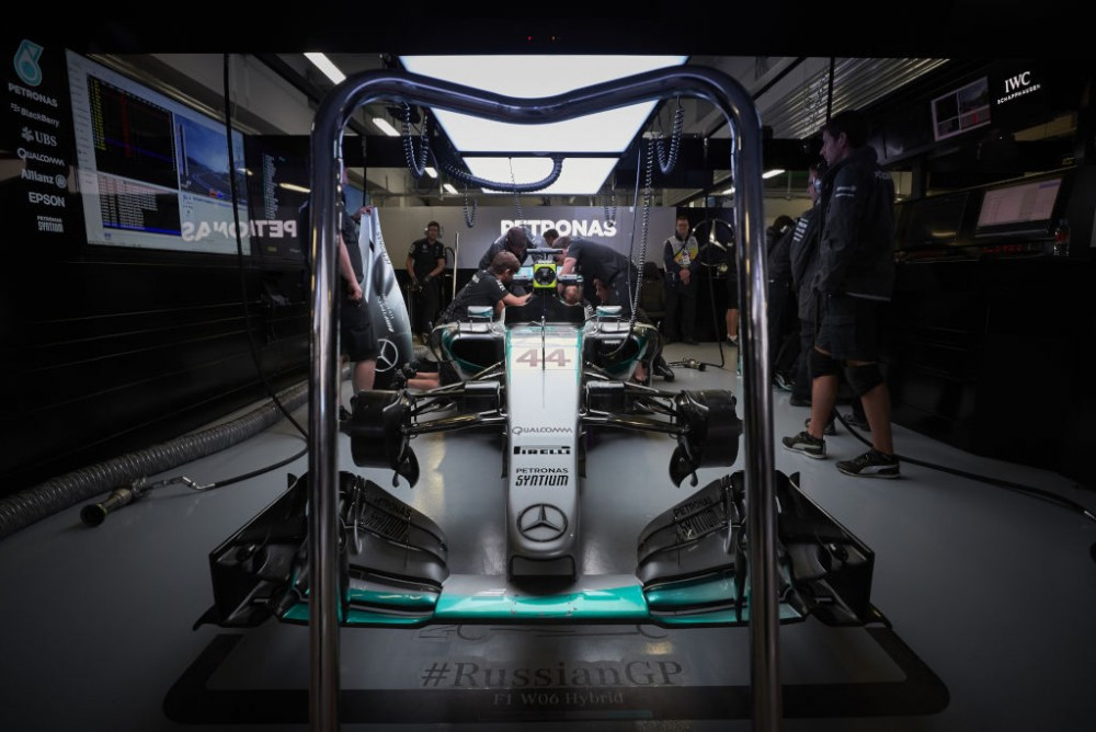 „Mercedes“ išsprendė Sočyje iškilusias technines problemas