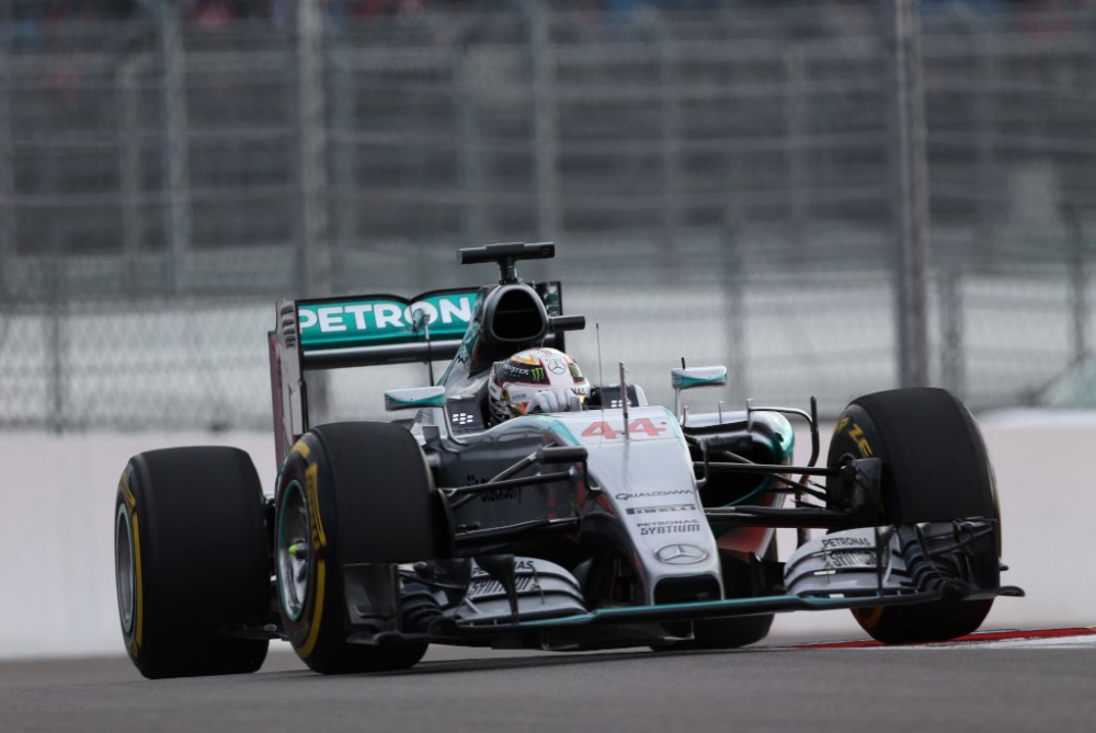„Mercedes“ problemos kelia nerimą L. Hamiltonui