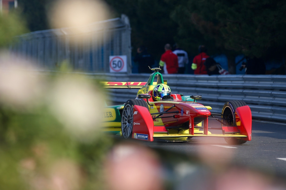 FE. Meksikoje vykusiose lenktynėse triumfavo L. di Grassi