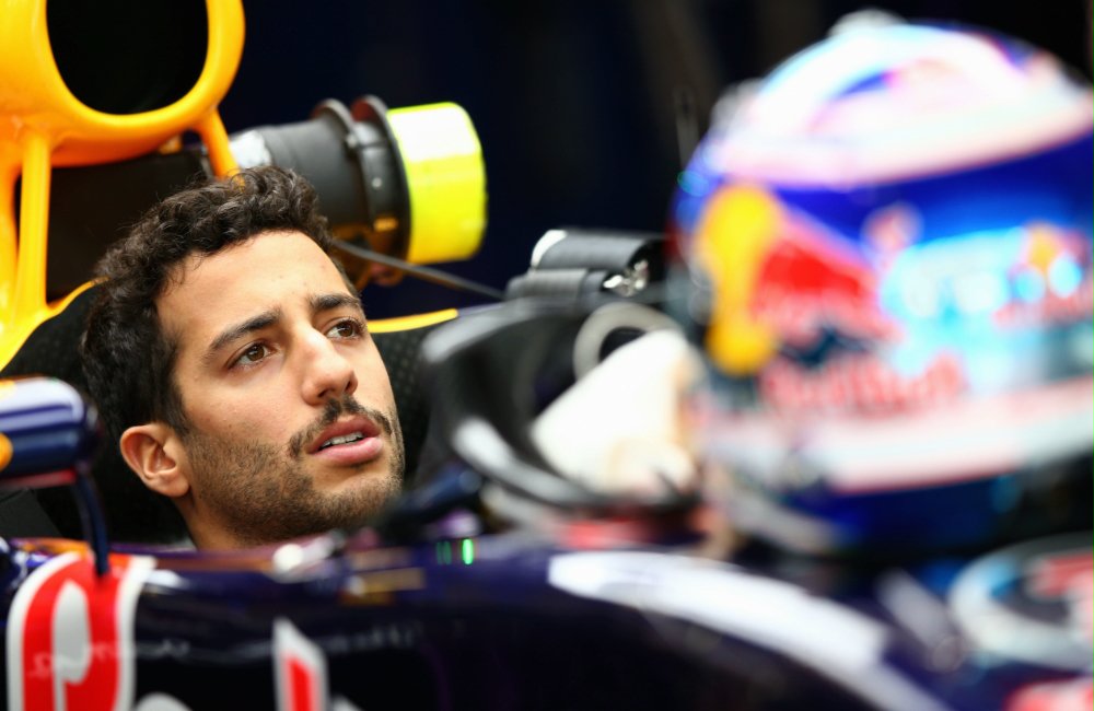 A. Jonesas: K. Raikkoneną turėtų pakeisti D. Ricciardo
