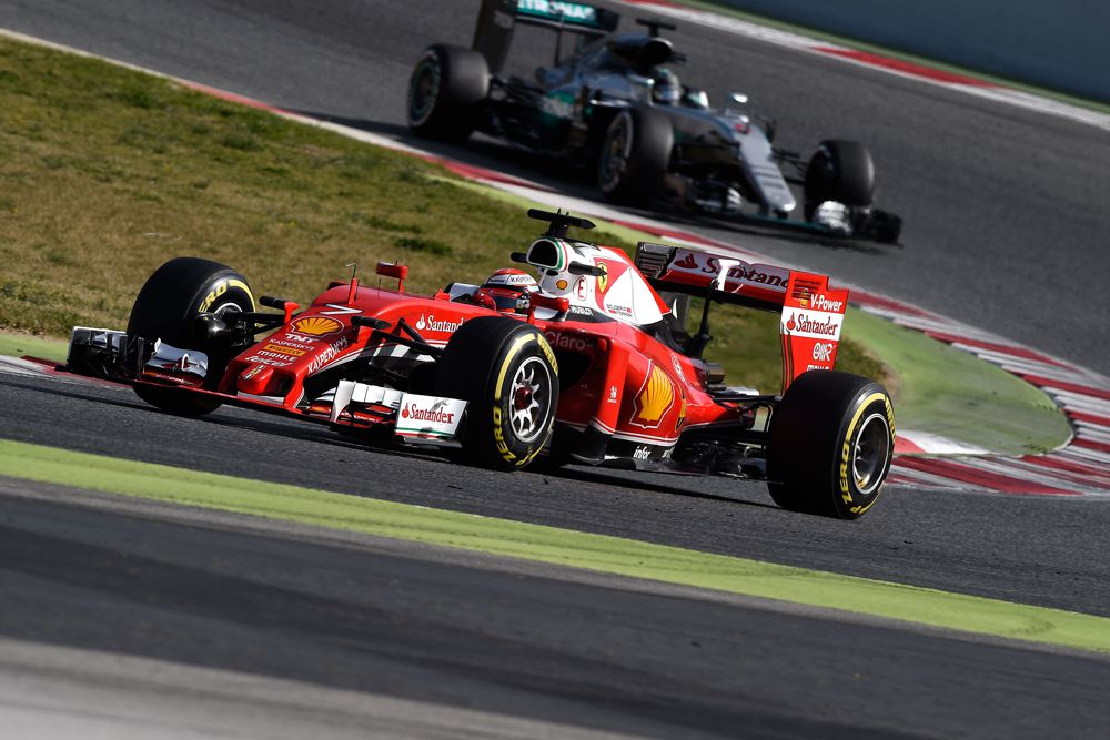 B. Ecclestone‘as nori, kad „Ferrari“ kovotų dėl čempionų titulų