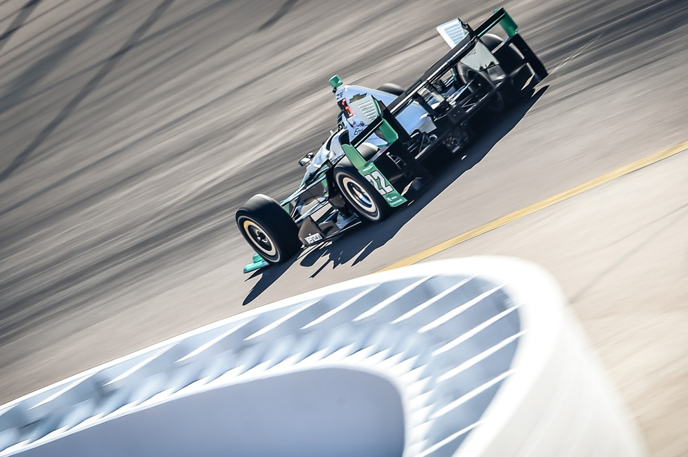 IndyCar. Pirmoje treniruotėje greičiausias S. Pagenaud. W. Poweris sudaužė bolidą