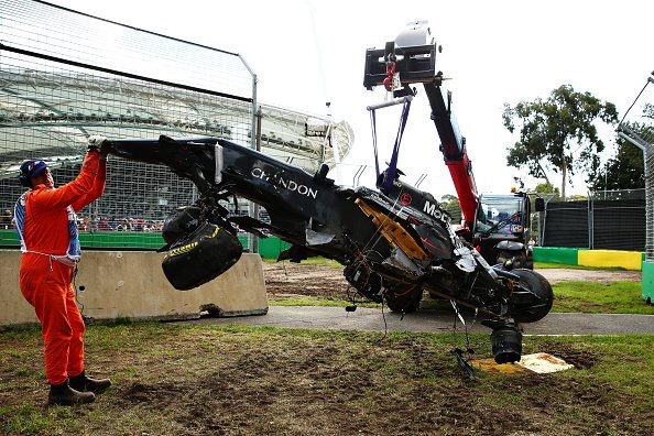Australijoje įvykusios avarijos metu įskilo F. Alonso bolido sėdynė