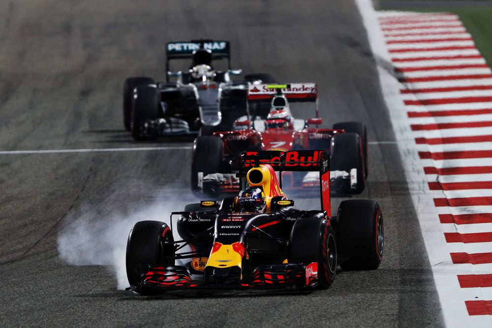 C. Sainzas: „Red Bull“ bolidas posūkiuose greičiu nenusileidžia „Mercedes“