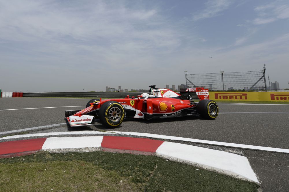 S. Vettelis tikisi, kad lenktynėse pasiteisins „Ferrari“ taktika