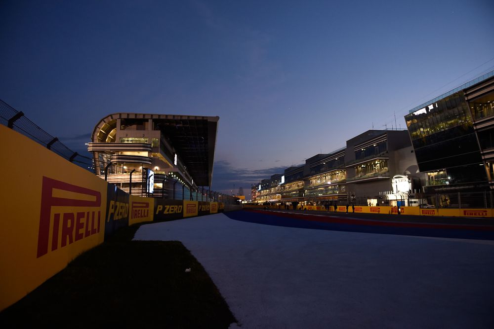 B. Ecclestone‘as abejoja, kad ateityje Sočyje lenktynės bus surengtos tamsiu paros metu