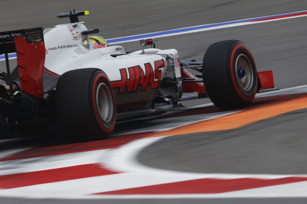 „Ferrari“ globotinis išbandys „Haas“ bolidą
