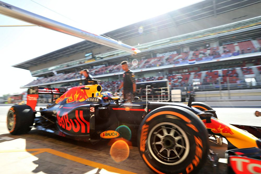 C. Horneris sužavėtas „Red Bull“ pilotų pasirodymu