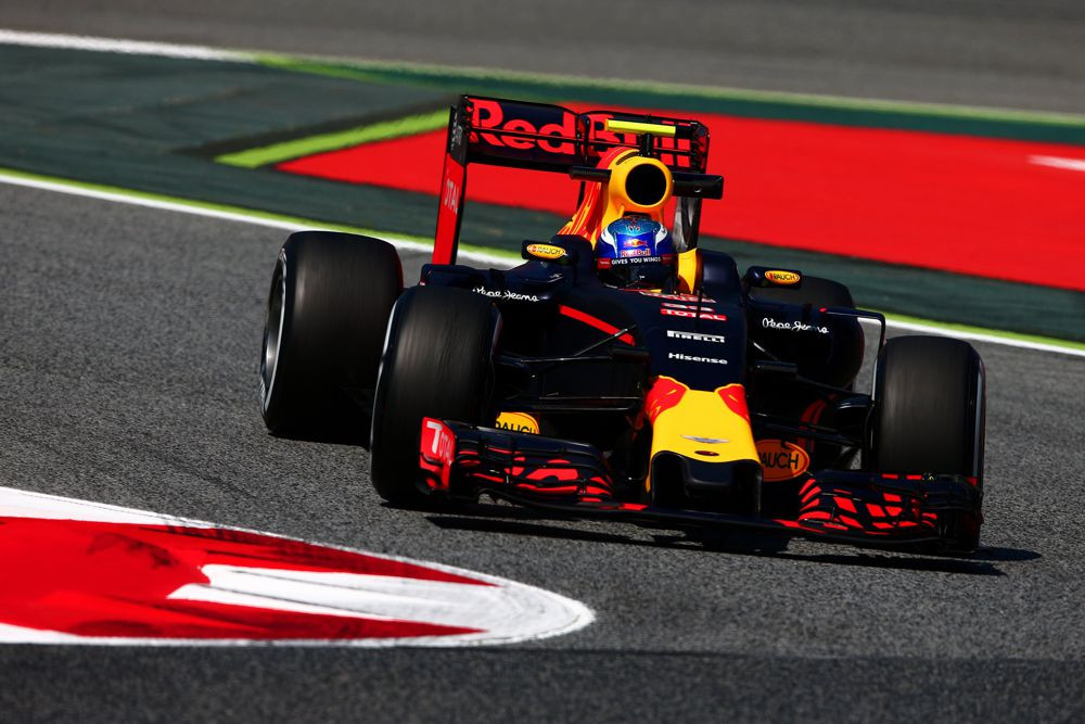 „Renault“ ketina toliau tiekti variklius „Red Bull“ ekipai