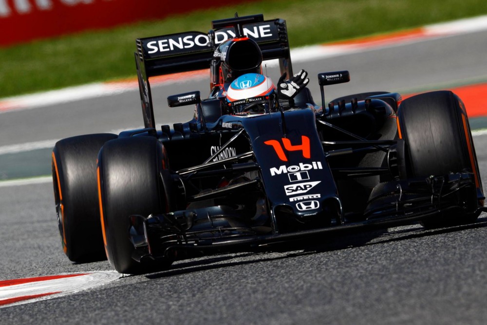 „McLaren“ liepė F. Alonso lenktynėse likti už J. Buttono