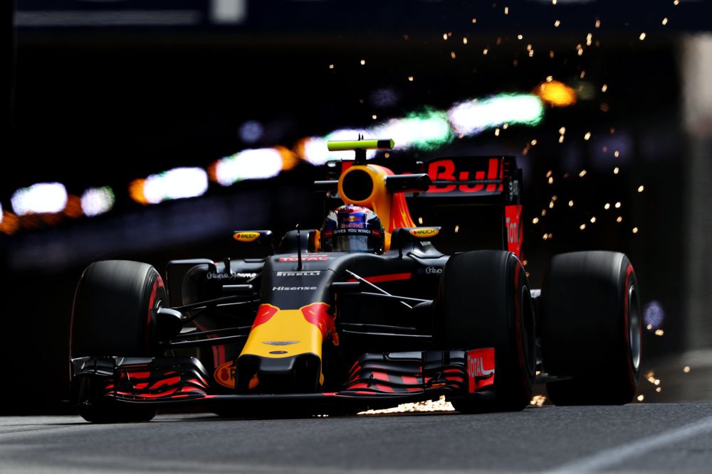 „Red Bull“ nesureikšmina M. Verstappeno avarijų Monake
