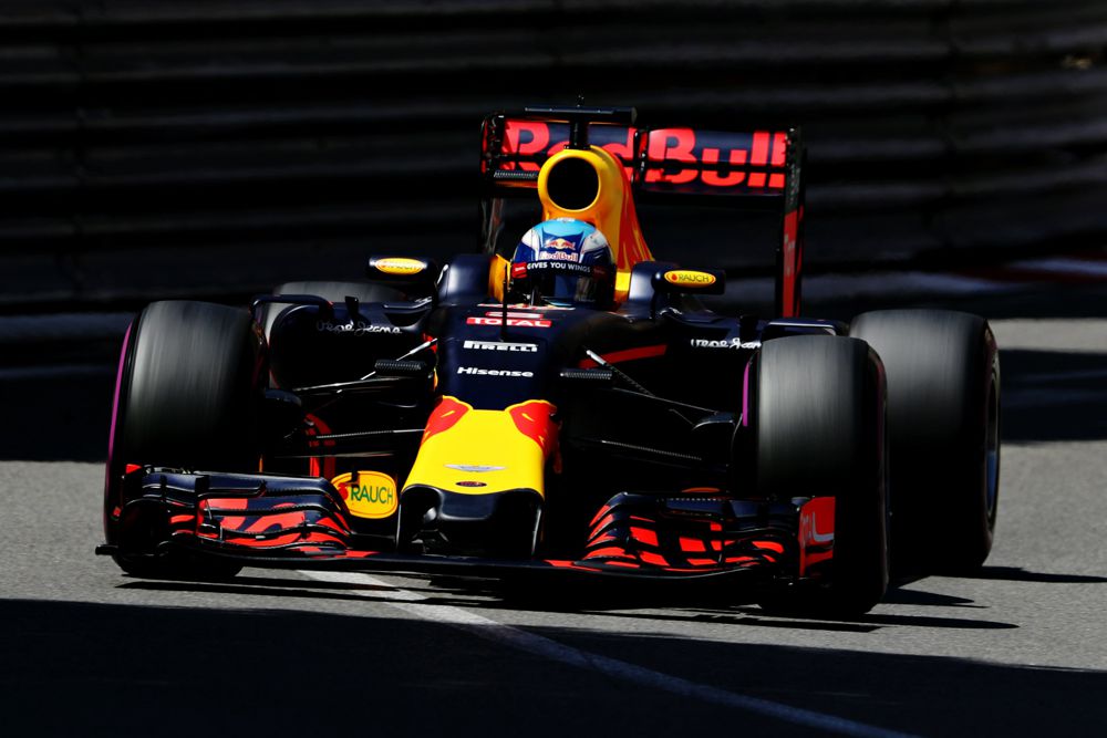 D. Ricciardo skirtos padangos buvo „Red Bull“ garažo gale
