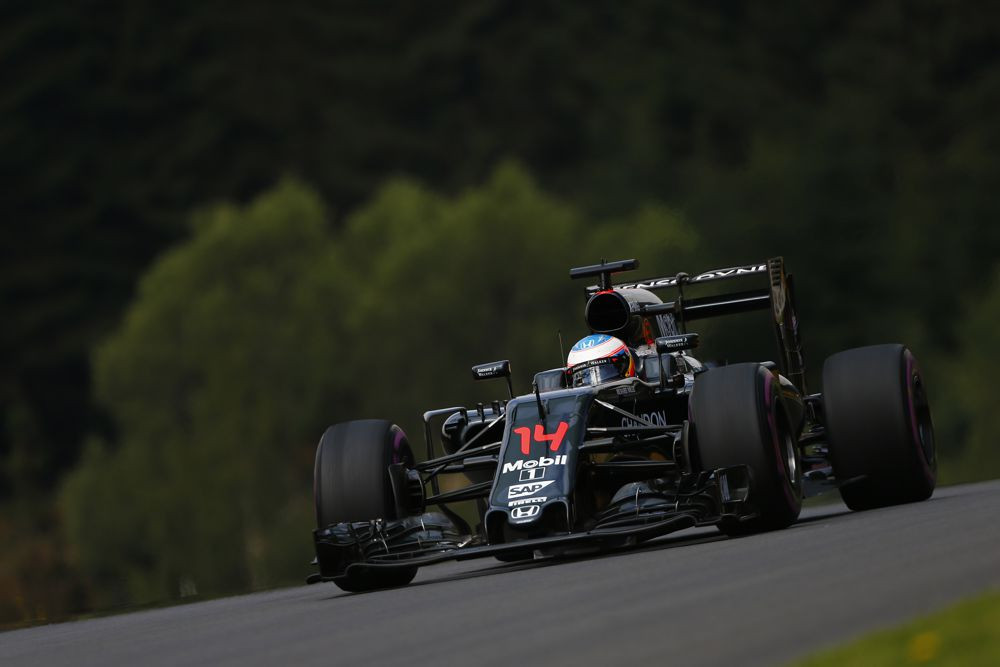 F. Alonso nepatenkintas „vaikiška“ „McLaren“ klaida