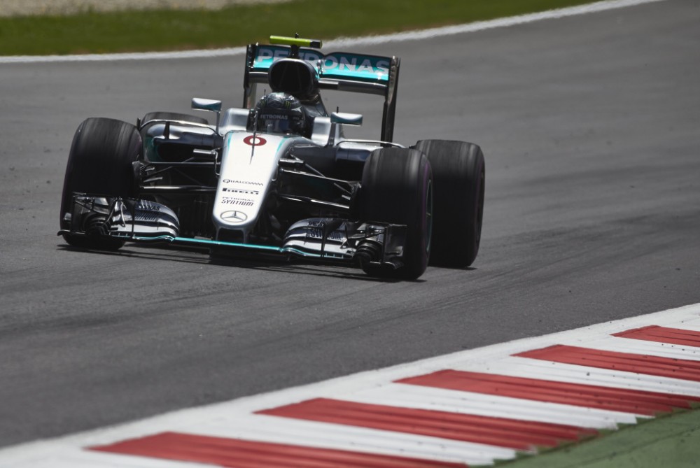 N. Rosbergui - 10 sek. bauda ir 2 baudos taškai
