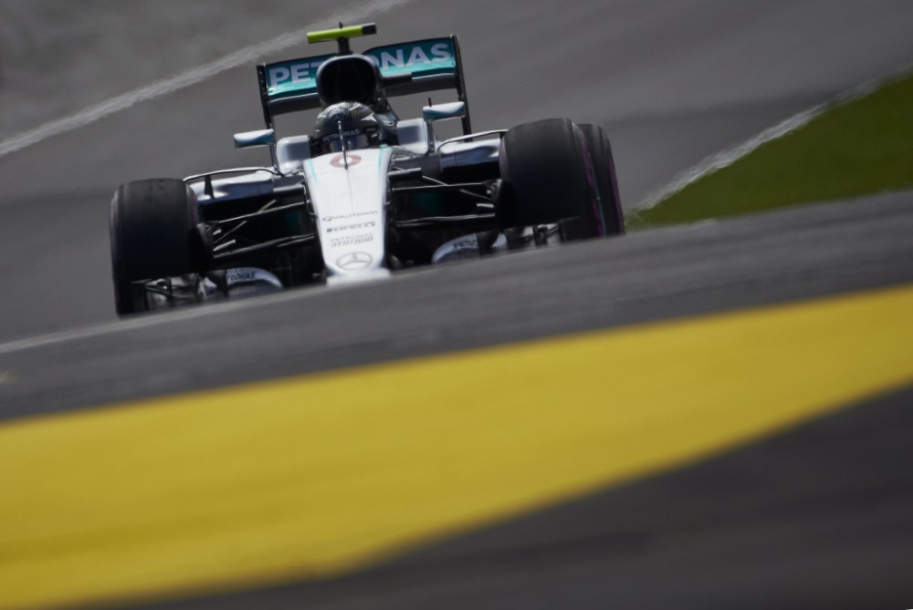 N. Rosbergas dėl avarijos kaltina L. Hamiltoną
