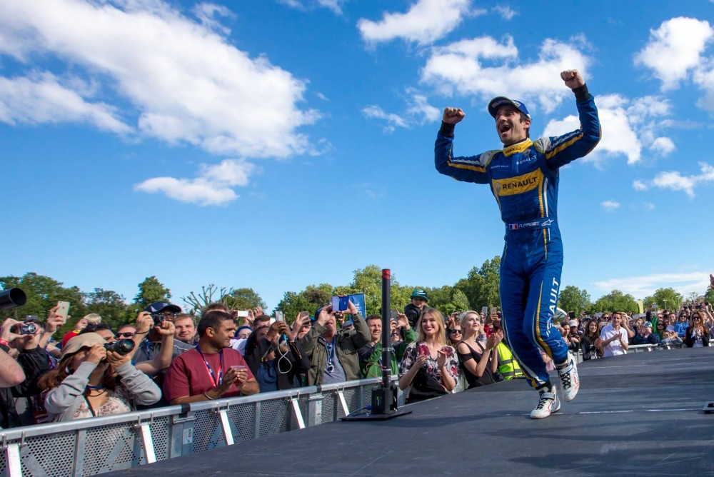 FE. Londone pergalę iškovojo N. Prostas, S. Buemi tapo čempionu