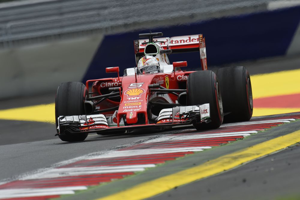 S. Vettelio padanga sprogo dėl nuolaužos