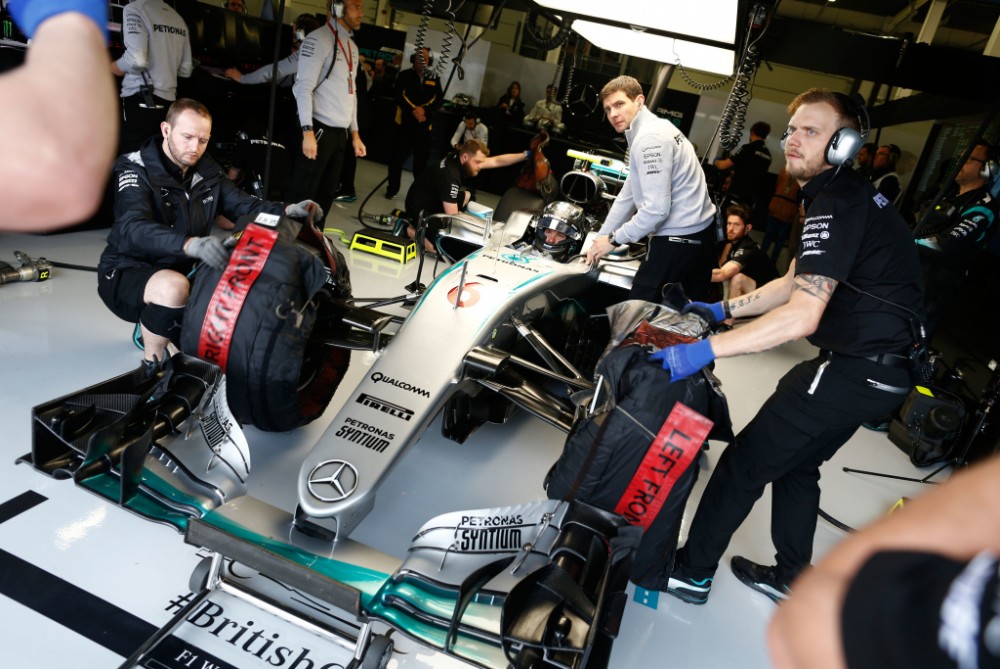 N. Rosbergui gresia pavarų dėžės keitimas