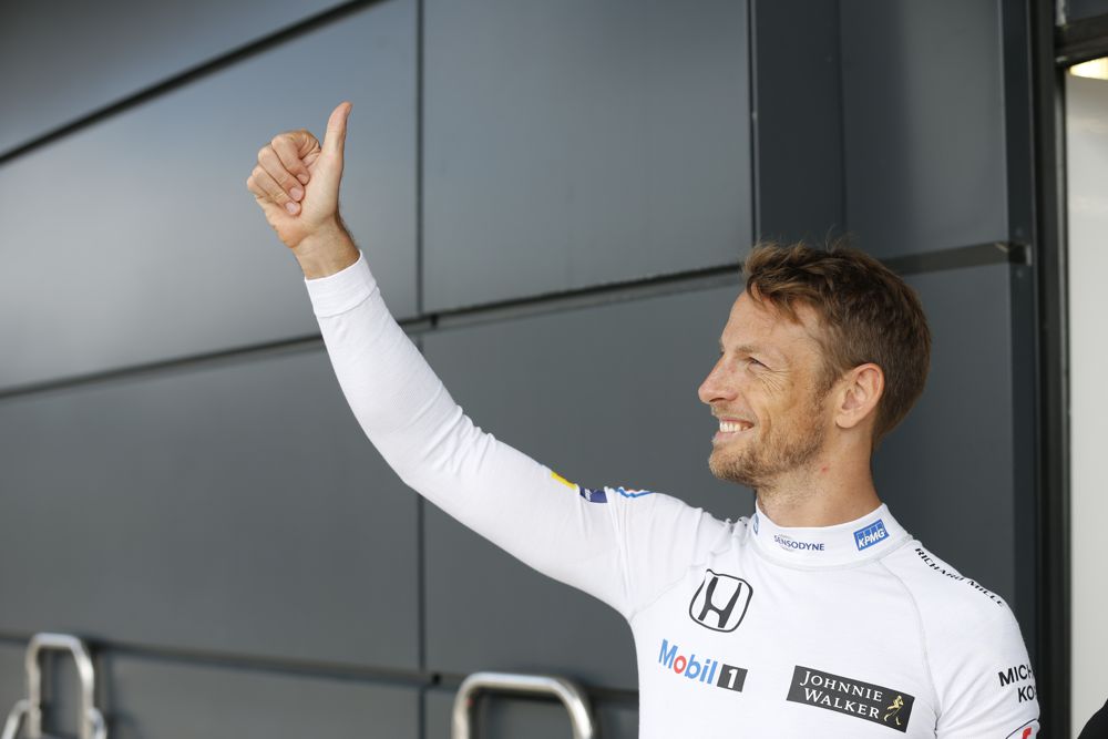 J. Buttonas: aš nesitraukiu iš „Formulės-1“